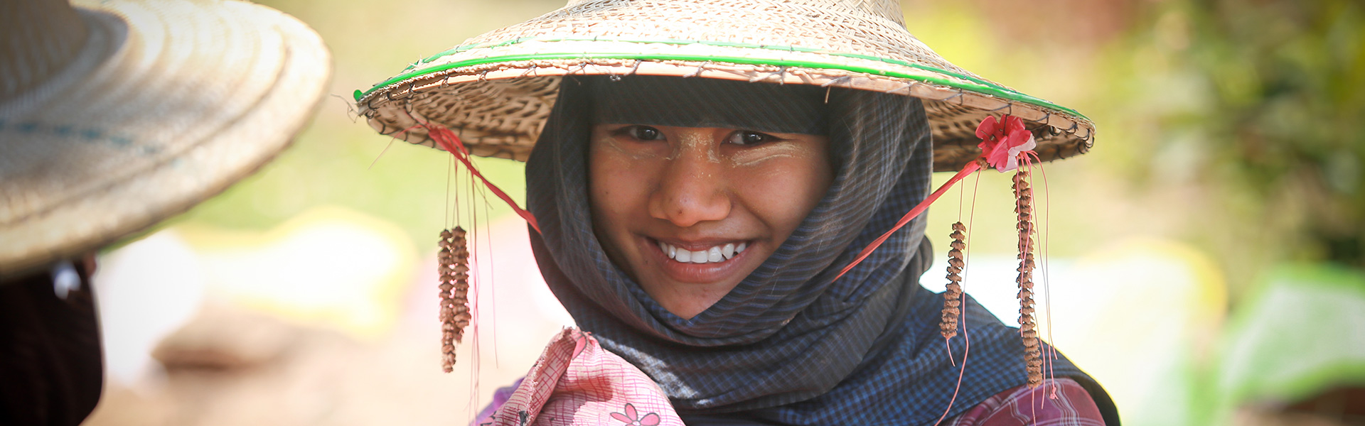 myanmar-smiling-woman-with-hat